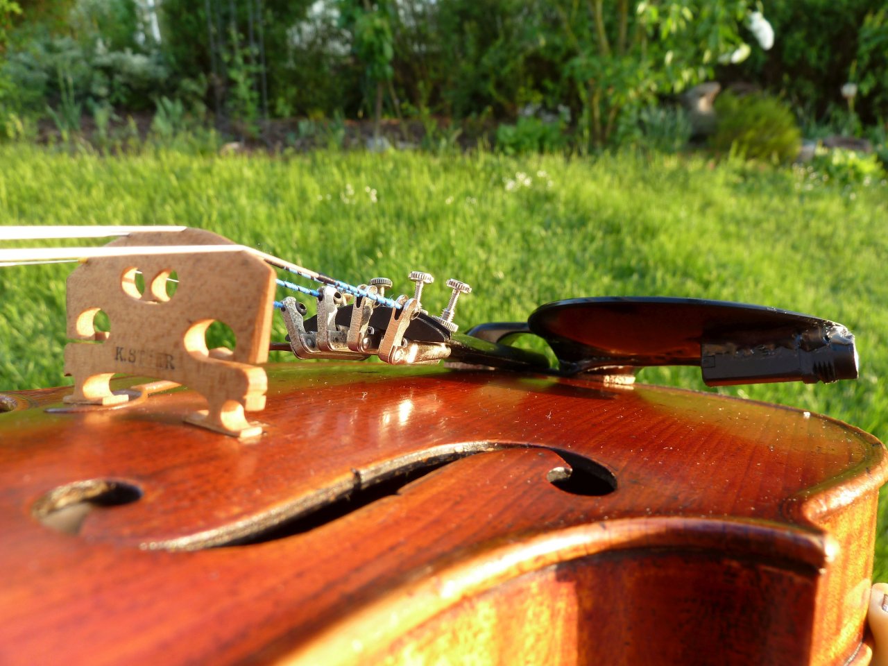 Akustische Geige mit lackiertem K&K Big Shot und Buchse unter Kinnhalter