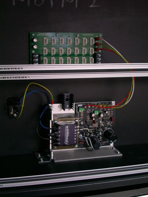 Als Beispiel für ein Cabinet mit Netzteil, Busboard und Verkabelung hier das gerade MU Cabinet