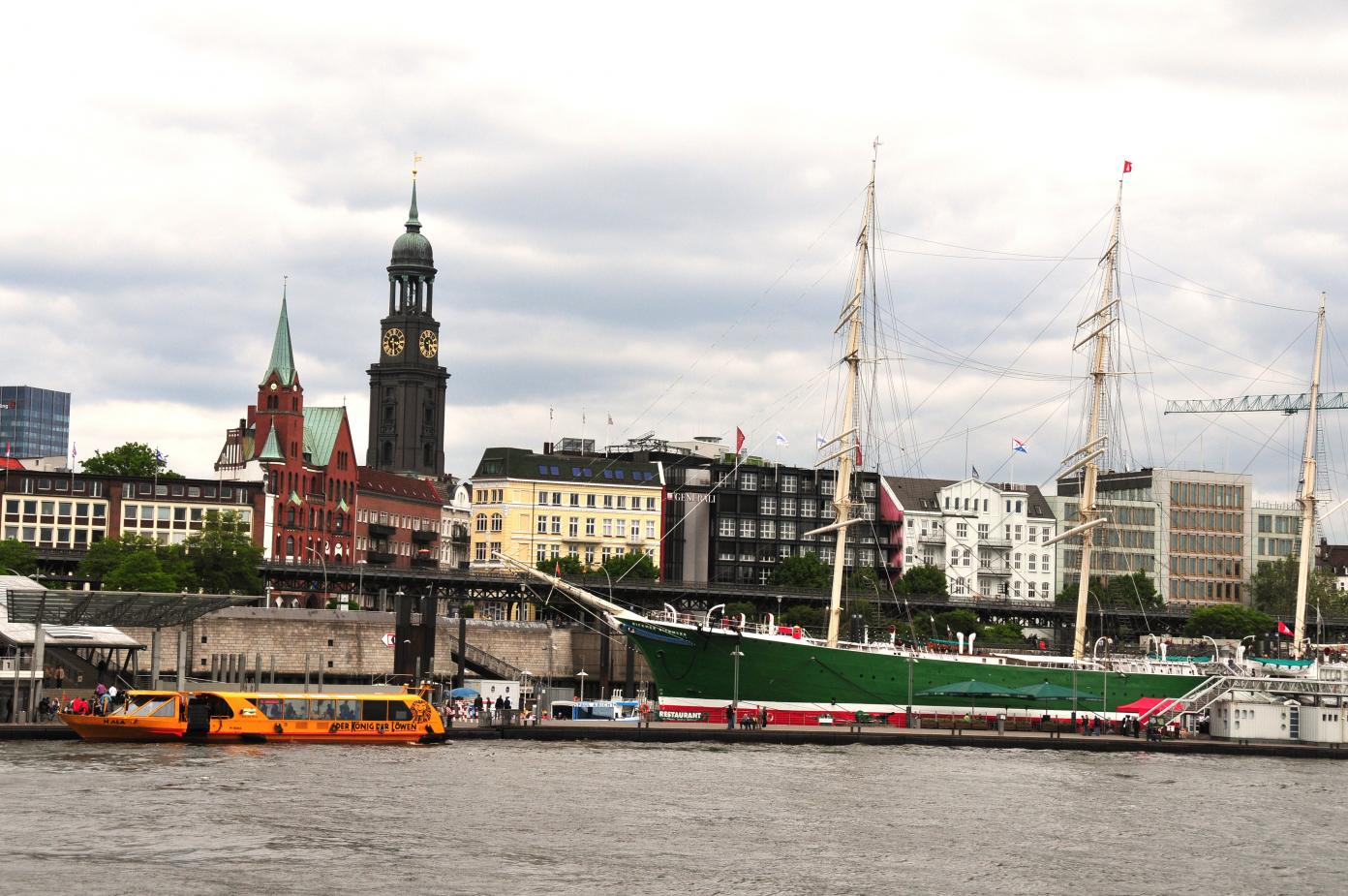 alter Segler Rickmer Rickmers am Baumwall bei den Landungsbrücken