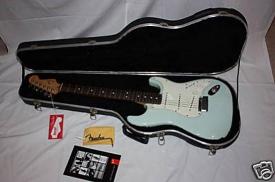 American Series Strat

Meine neueste Strat - Bj. 2003.
Fender bewarb diese neue Serie zu Beginn des Jahrtausends mit den Worten "a better playing, better sounding guitar" - und dem hab´ ich (fast) nichts hinzuzufügen...

Ich habe sie am Abend nach dem Kauf direkt auf einer Aufnahme gespielt und war begeistert von ihrem Sound - und ihrer Bespielbarkeit ;)