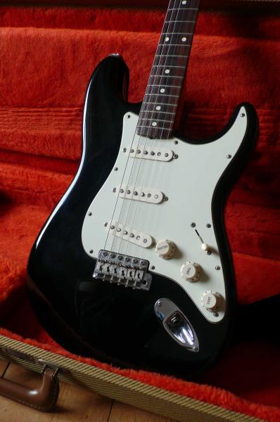 American Vintage ´62 Strat

Ein feines Teil - war mir allerdings ein bißchen zu "fein"...
Man (ich) konnte irgendwie nicht richtig rocken mit ihr.

Aber sehr leicht, und ein sehr schöner (schlanker) Hals - manchmal vermisse ich sie noch...