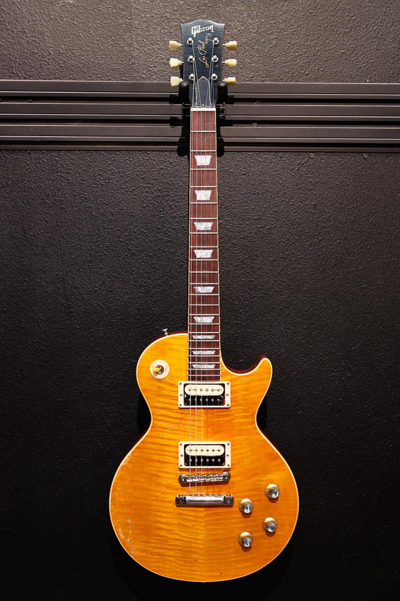 AMNESIC APHASIA's GIBSON - Slash Signature "Appetite For Destruction" Custom Shop (Aged & Signed) #23 im "Guitar Center" in Hollywood auf dem Sunset Strip.