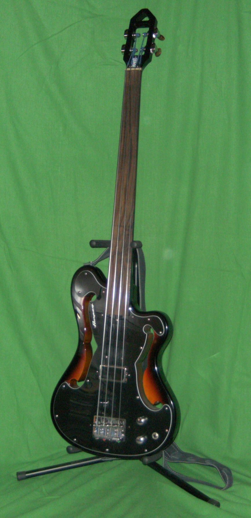 Ampeg/Eastwood fretless mit Duesenberg  Bassbucker und Potiknöpfen, Gotoh Brücke und Kluson Small Bass Tuners.