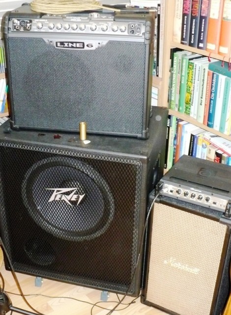 Amp's & Boxen,

Line6 Spider Jam, Ampeg Portaflex 350,
Peavey 15" Bassbox, Marshall PA Box