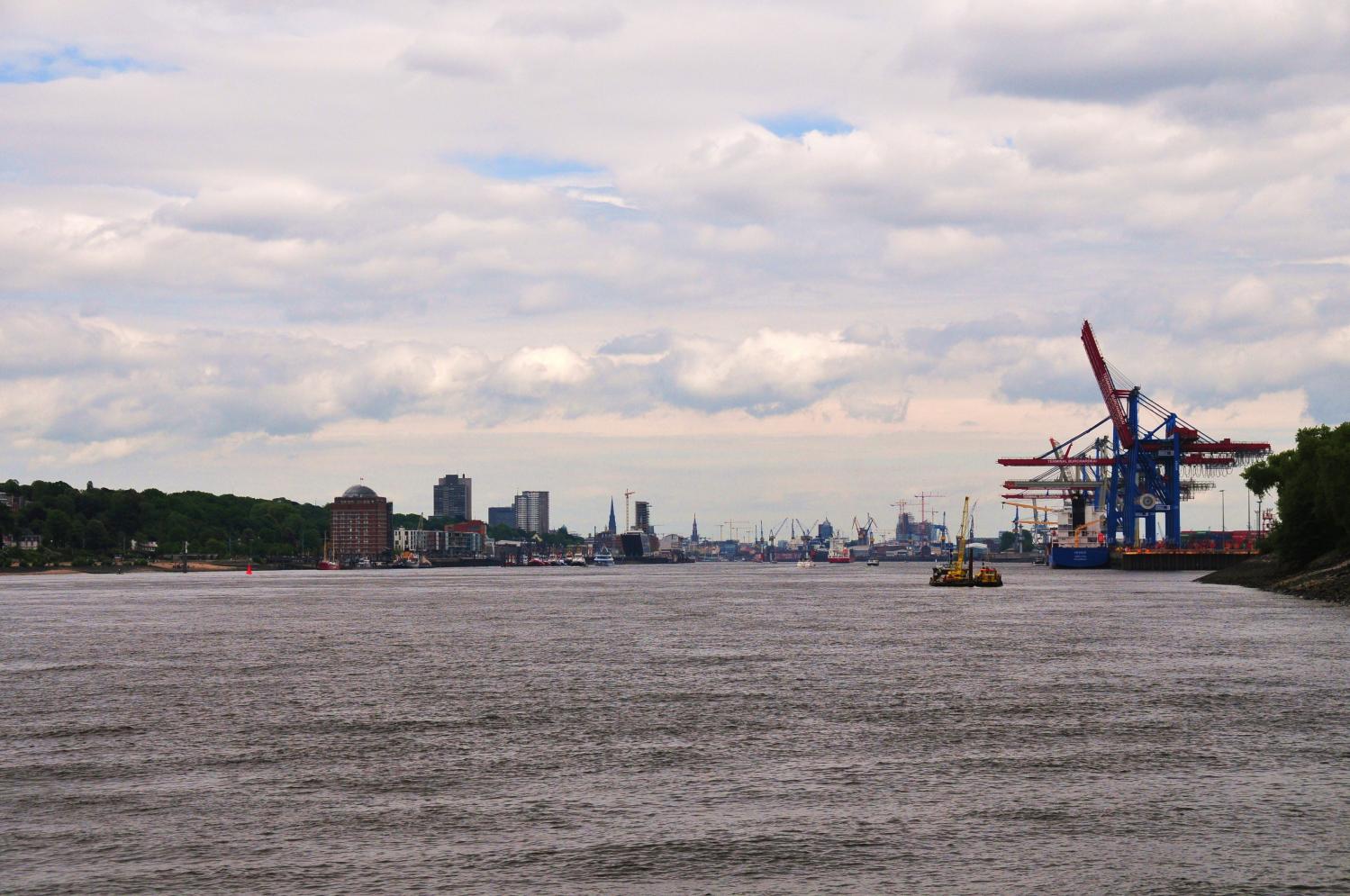 Blick Richtung Innenstadt, Rechts die Containerbrücken vom Burchardkai, Links die Docklands