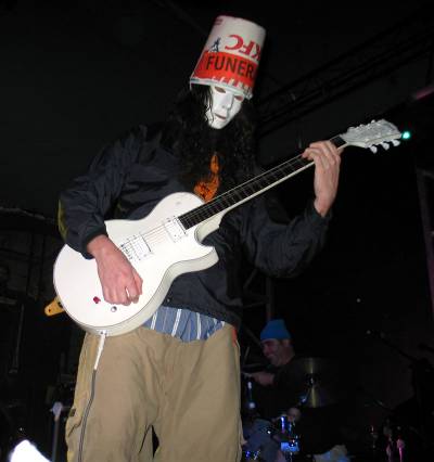 Buckethead mit seiner weißen Gibson *schlabber*