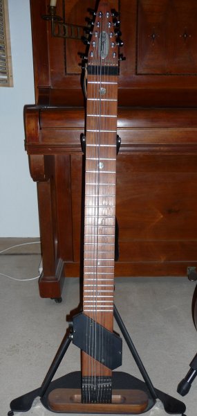 Chapman Stick

10string, Kirschholz, passiver Pickup.
Ein wunderbares Instrument! Aber ob ich es in diesem Leben noch Spielen lerne?