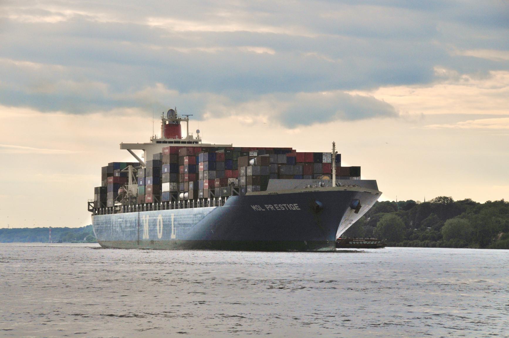 Containerschiff MOL Prestige - Arbeit im anrollen. Kapazität ca 10000 Container Baujahr 2006