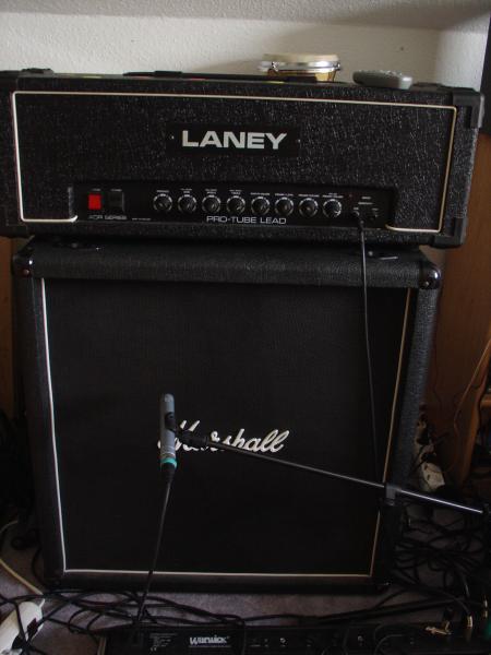 Das ganze Halfstack mit Marshall Box aus den 90ern. 

AKG Mikro davor ;)