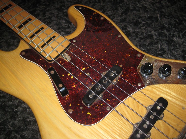 Das Pickguard sieht ja noch ganz schick aus.