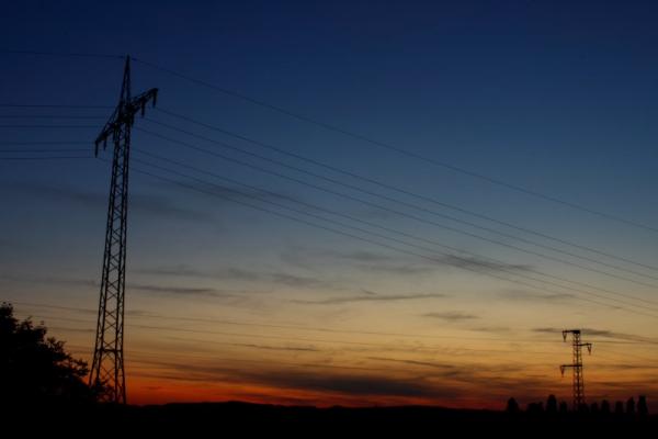 Der Abendhimmel mit ein paar Strommasten, Speyer 2009.
Kamera: Canon EOS 500D