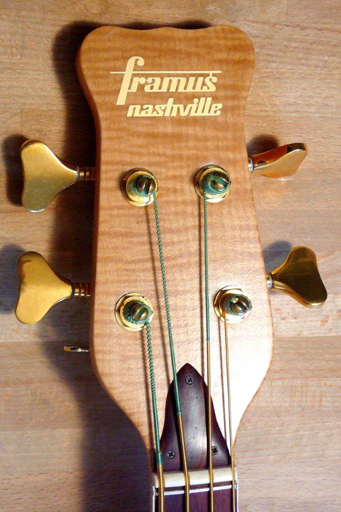 Der Framus Nashville Semi-Acoustic Bass mit Cocobolo-Decke. Abziehbild speziell angefertigt.