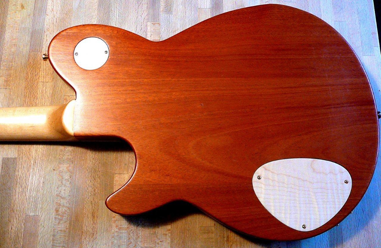 Der Framus Nashville Semi-Acoustic Bass mit Cocobolo-Decke. Rückseite Mahagoni mit Abdeckungen aus Riegel Ahorn. Eingeleimter Hals. Unter der großen Abdeckung sitzt die riesengroße Drosselspule des Varitone.