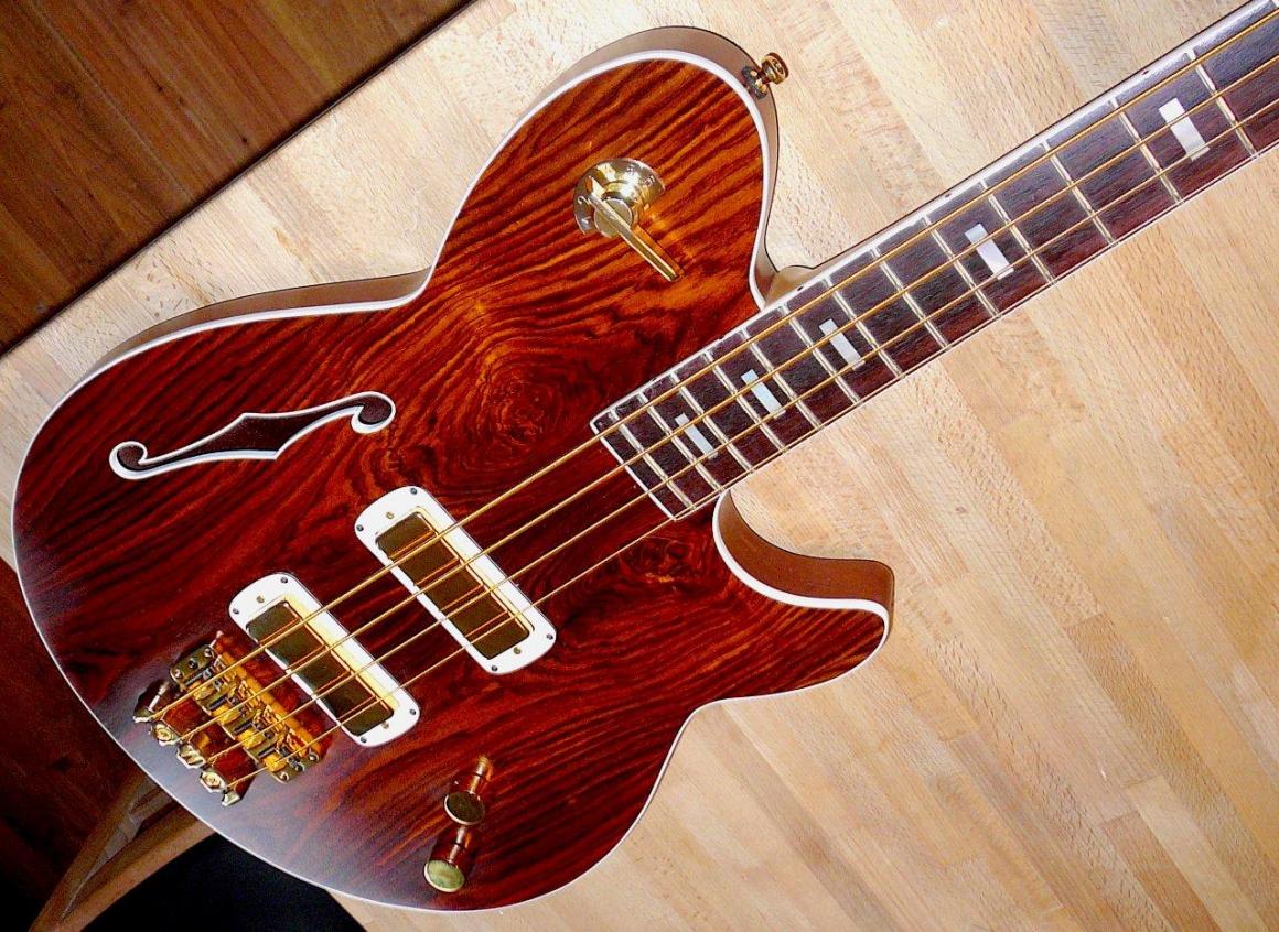 Der Framus Nashville Semi-Acoustic Bass mit Cocobolo-Decke, Warwick Bridge und Saitenhalter, Schaller Knöpfen ( Pickup Überblendregler und Lautstärke/Ton Push-Pull)