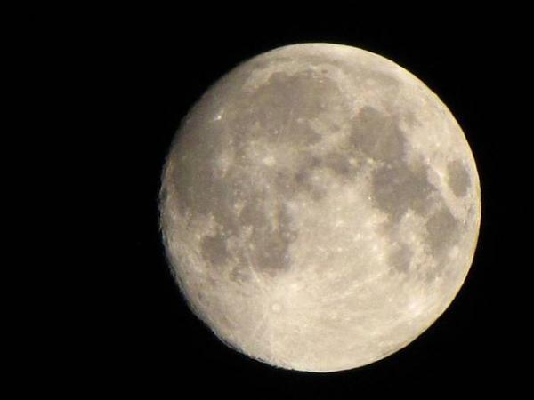 Der Mond. Handgehalten (ohne Stativ). Über Speyer 2009.
Kamera: Canon Powershot SX-10 IS