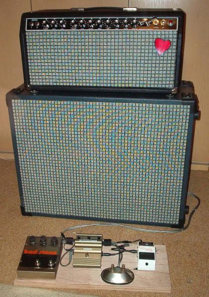 Der Stand der Dinge 2001: ein Fender Concert in einem Selbstbau-Gehäuse mit einer 2x12"-Box, Tuner, Booster, EH Phaser. Davon besitze ich nur noch die Box und den Tuner.