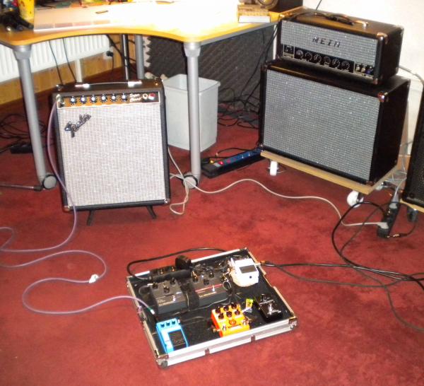 Der Stand der Dinge 2009: Fender Super Champ mit 1x12" Gehäuse + Eminence Wizard, Pedal Board. Rechts im Hintergrund ein Sovtek mit 1x12" Box.