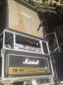 des neuste foto;) bald folgen fotos von all meinen Amps und Gitarren