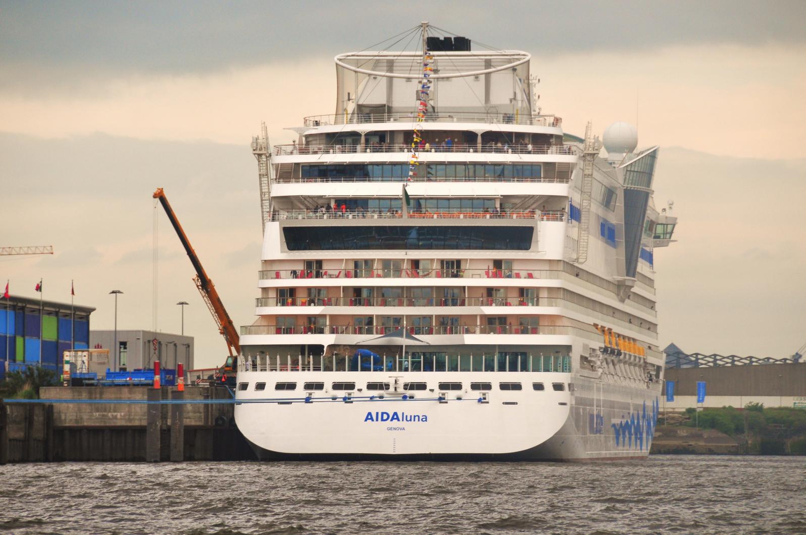 Die AIDAluna am Kreuzfahrterminal