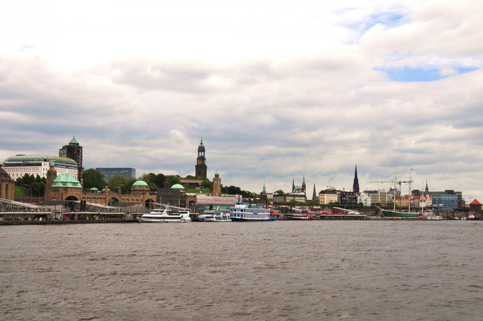 Die Elbe an den Landungsbrücken (links) der Kirchturm Mitte links ist der Michel und Mitte rechts der Turm der im Weltkrieg zerstörten Nikolaikirche