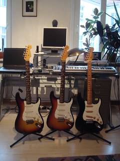 Drei Schwestern:
Tokai Goldstar Sound ST 60
Fernandes The Revival 64er Strat
Tokai Springy Sound ST 50