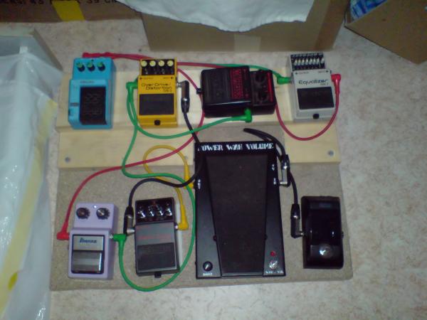 Effektboard: Ibanez DL10, Boss OS2, Warwick Bass Compressor, Boss GE7, Ibanez CS9, Boss MT2, Morley PWOV (modifiziert), Korg Pitchblack Tuner