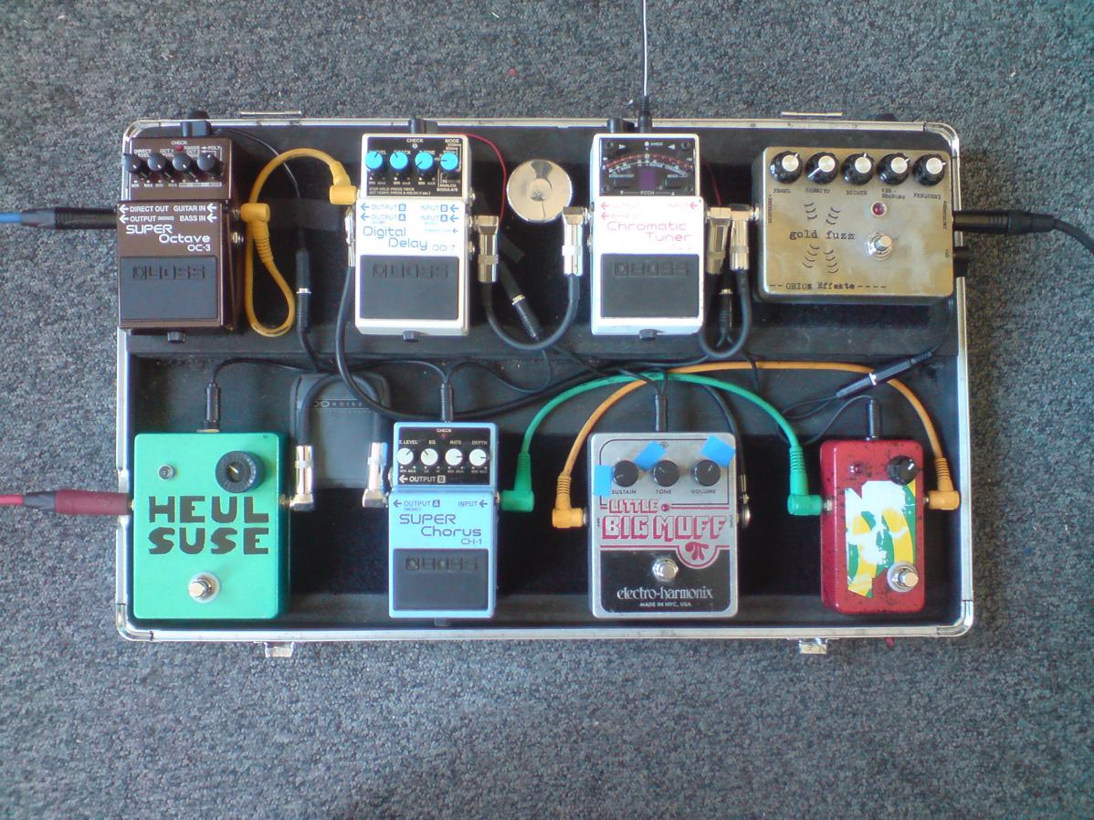 Effektboard9 
Goldfuzz - TU2 - DD7 - OC3 - Little BigMuff - Musikding Lineal - CH1 - Heulsuse