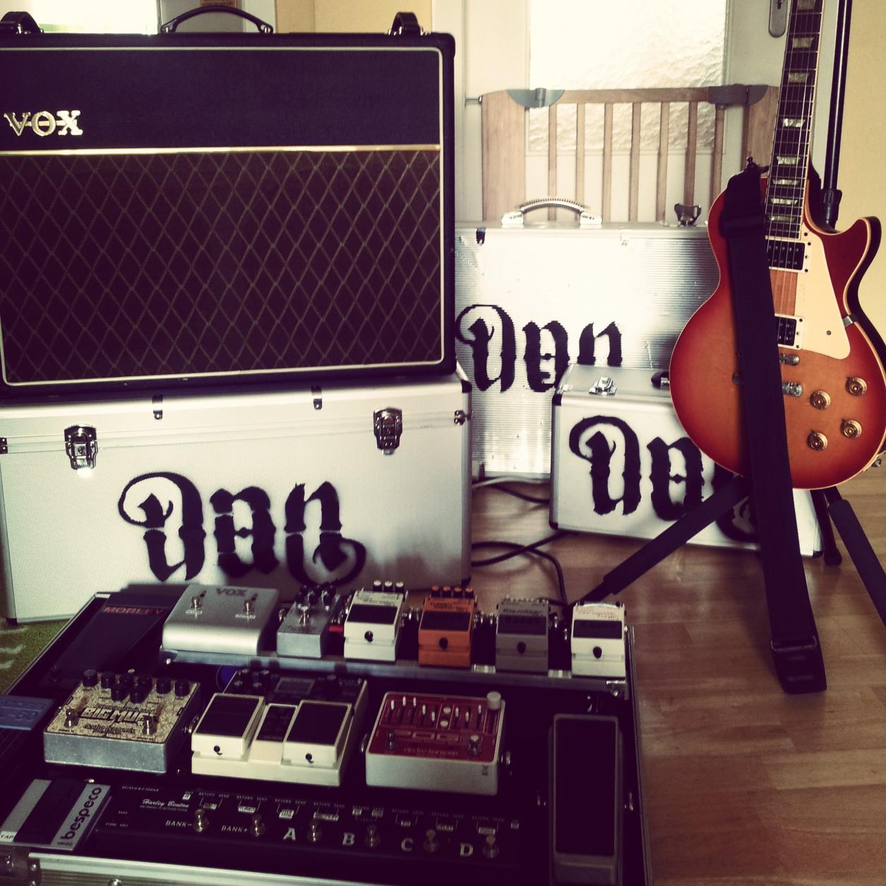 Ein Familienbild:
VOX AC30 CC2X, Gibson Les Paul und das Board.