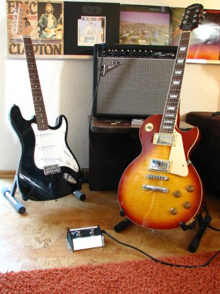 Ein günstiger Strat Verschnitt, war meine erste Gitarre, trotzdem lies sie sich gut spielen. Zur Zeit hilft sie einem Freund bei seinen ersten Schritten in die Welt der Gitarre :)

Eine Les Paul war mein absoluter Traum, trotz vieler Kritik an Epiphone Gitarren, habe ich mich vorallem vom Finish leiten lassen. Bisher habe ich es auch nicht bereut.