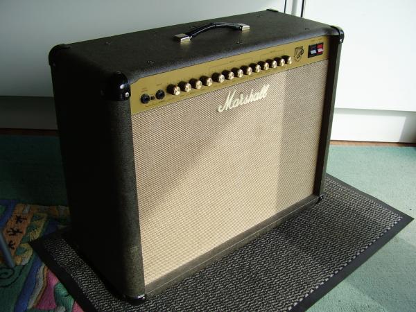 Ein Marshall JTM 60 212. Ich fand ihn toll, aber er musste 2009 einem Kitty Hawk Platz machen.