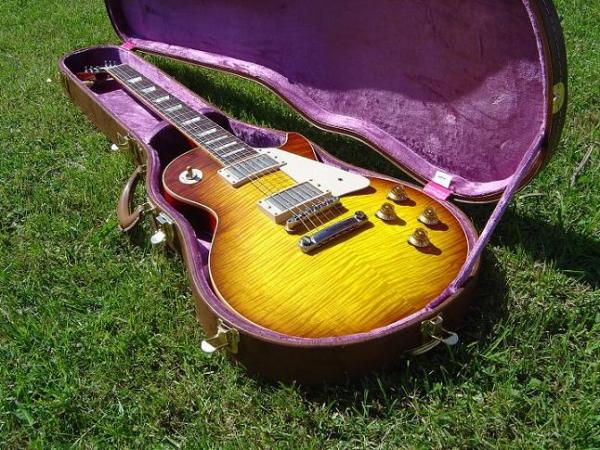 Ein Tag im Freien.

Gibson Les Paul 1959 VOS.

Leichtgewicht mit 3,7 kg.