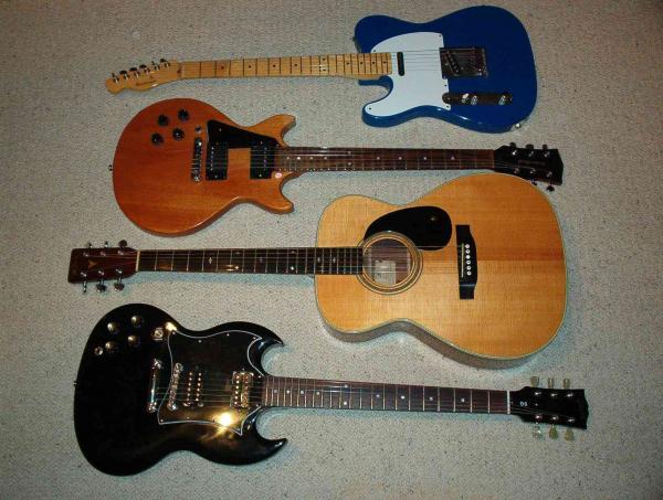 Eine Aufnahme von ca. 2001. Von oben : Rockinger Tele, Gordon Smith GS1, 1982er Yairi, Gibson SG. Nur noch die Yairi ist bei mir, die anderne mittlerweile verkauft.