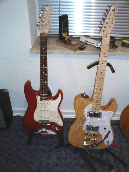 Eine Fender Strat und eine umgebaute Telecaster Thinline.
TV Jones PU`s  und Bigsby sowie eine Tunomatic Brigde sind neu angebaut