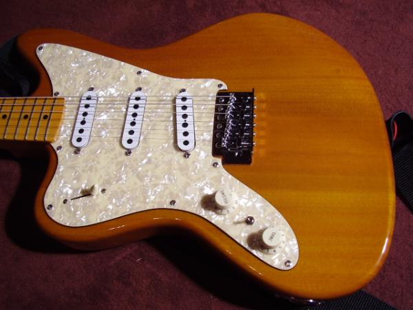 Eine Stagg Jazzmaster Kopie, mir BarfussPickups aufgepimpt. Die war gar nicht übel für Euro 100, aber häääässlich! Über ebay gekauft 2008, verkauft 2009.