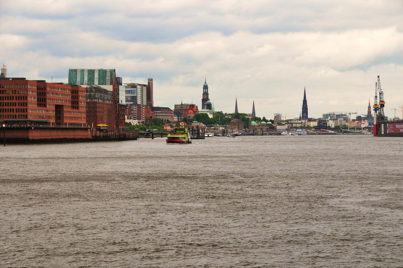 Elbblick Richtung Innenstadt, links die ehemaligen Lagerhäuser am Fischmarkt (heute Hotels und Appartments)