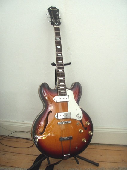 Epiphone Casino

Mitt-90er Modell - auch wieder weg ;)

Die beste der Drei - aber der Hals war in den ersten zwei Bünden zu schmal für mich und die Pickups pfiffen doch ziemlich heftig vor sich hin wenn´s mal lauter wurde...