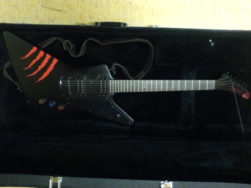 Epiphone Explorer Goth Tuned