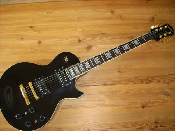 Epiphone Standart body+neck Korea`96, Seymour Duncan SH2/SH4, Duesenberg-Bridge, Kluson-Mechaniken, Gotoh-Stoptail, Splittschalter für jeden Humbucker. Klingt sehr geil, aber halt nicht wie Gibson.