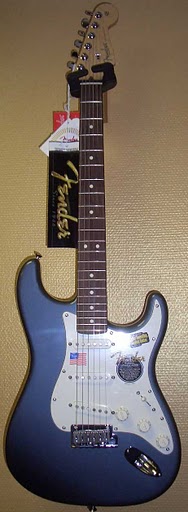 Fender American Stratocaster RW CFM 2007, so hing sie im Laden.