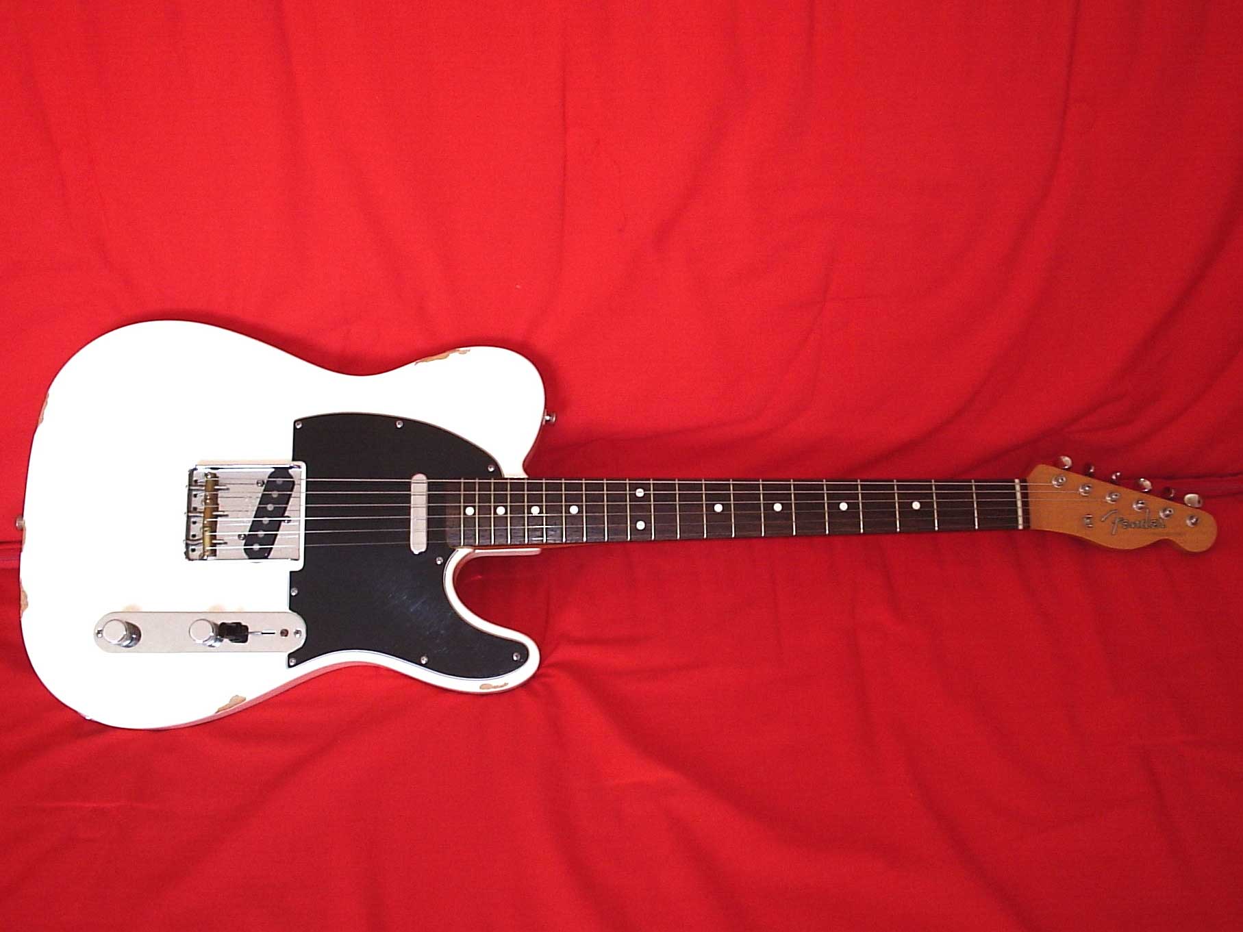 Fender Classic 60´s Telecaster
Leicht, rasant + twangy - sehr schönes Teil!
Kam schon leicht "relic" und mit Leosounds "60´s" Pickups  zu mir!