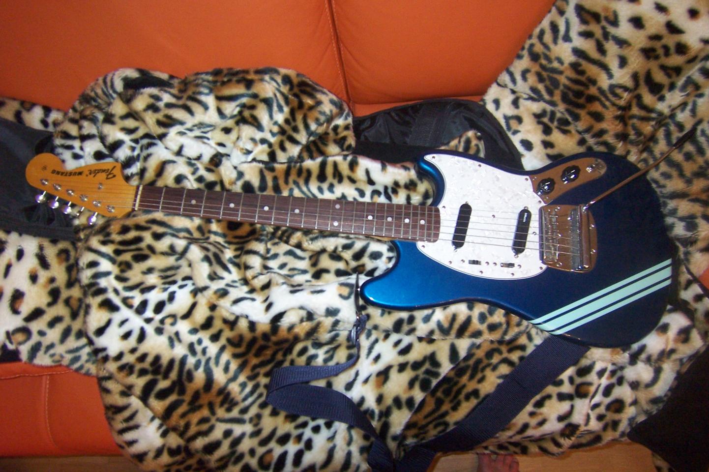 fender competition mustang
dimarzio superdistortion (bridge)