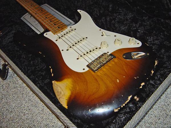 Fender Custom Shop Stratocaster 1957 Heavy Relic

Erst wurde sie feinsäuberlich gebaut, dann wurde sie kaputt gemacht.

Tolle Gitarre! Mit 2,9 kg superleicht.