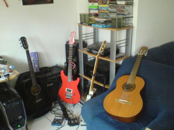 Fender, Ibanez, Yamaha, Akku (Handgefertigt) (v.l.n.rechts)
