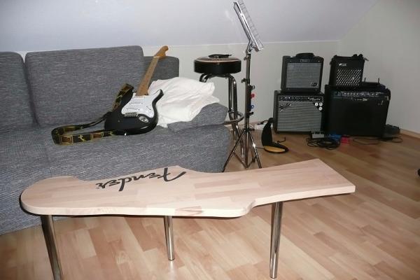 Fender-Tisch als Nachbau in meiner neuen Übungsecke
Vintage V6 MRBK und Fender Super Champ XD sind verkauft.