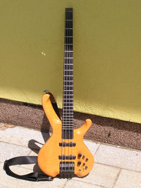 Frame Slave Headless Bass (BRD 90's)

kurze Beschreibung:
http://www.musiker-board.de/vb/plauderecke/44286-bilder-euren-b-ssen-68.html#post2272050