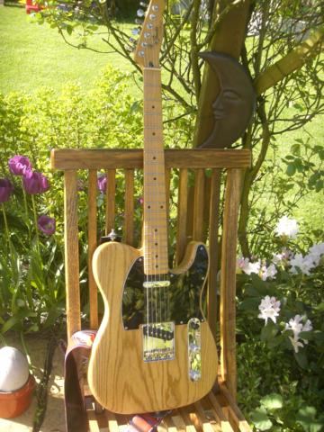 Frankenstein Tele, ash body göldo, no-name maple 1pc neck, leosound pups, fender hardware
BJ 2003
Body war ursprünglich seafoam green, hab ihn selbst gestrippt und kontuiert