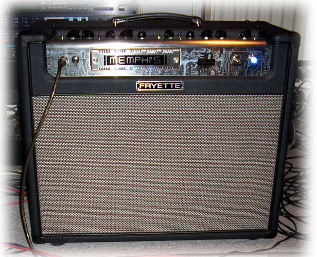 FRYETTE MEMPHIS 30/18, Vollröhrenamp von Steve Fryette handwired, 2 kanalig (Boost, 30 oder 18 Watt, 3 Ampvoicings alles je Kanal separat einstellbar), Custom 12" Speaker, röhrengetriebener Federhall, Autobias, serieller oder paralleler Effektweg). Das ist für mich der Amp für die "einfache" Lösung: Gitarre > Kabel > Amp. Wenn man ein bisschen mit dem Sound experimentieren möchte, kann man frontseitig die mit 2 Schrauben befestigte Platte entfernen und so sehr einfach die Vorstufenröhren wechseln. Praktisch! Zum Sound...mit dem Footswitch sind Clean, "Vintage" Solo, Crunch und "Modern" Solo abrufbar. Und das alles in akzeptabler Lautstärke. Was will man mehr...er gehört mir seit 2011.