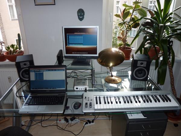 Für das kleine Homerecording:
Toshiba 1,6 Ghz Dual Core
2 GHz Ram plus 500 GB ext. FP
19" TFT Monitor
Rode NT1A
M-Audio Keystation 49e
ESI Near 05 eXperience
Tascam US-122 L
Cubase Essential 4
Kitcore Deluxe