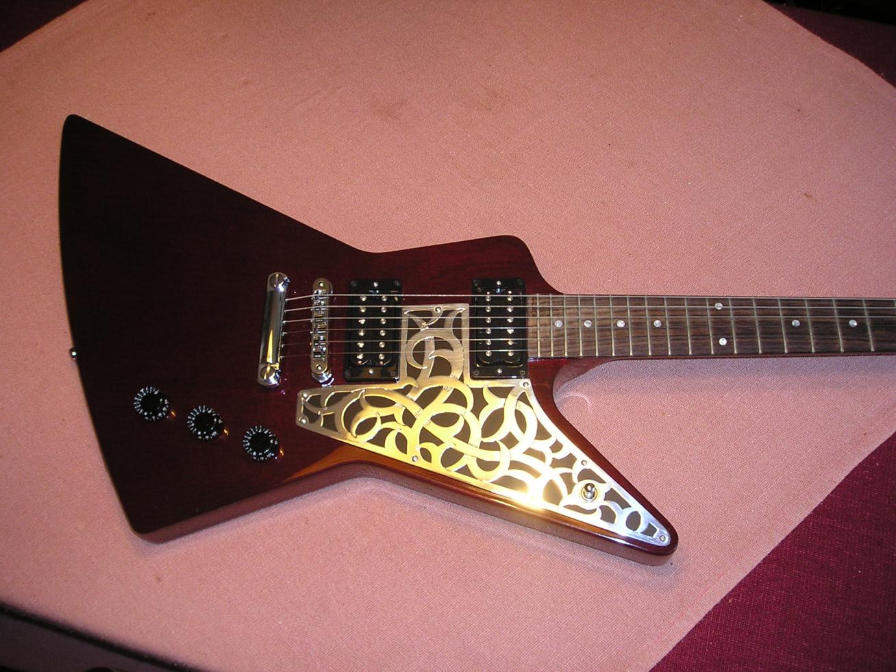 Gibson 76 Cherry Explorer nach dem Pickguard Update