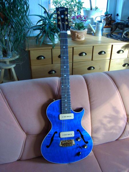 Gibson Blueshawk. Hab ich Blödmann verkauft, weil mir der Sound nich gefiel. Dummerweise hatte ich sie an einem Valvestate... Gut die Verarbeitung war auch nicht soo toll. Ironie: Für das Geld hab ich meine Fame-Vollröhre gekauft.